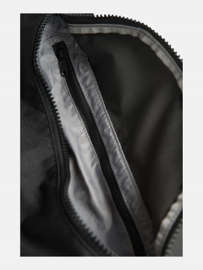 TAŠKA PEAK PERFORMANCE SLING BAG - Fotografia č. 4
