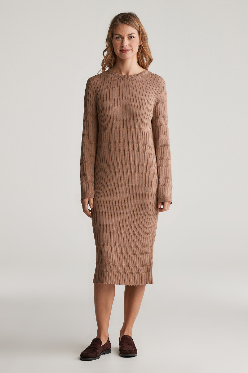 ŠATY GANT TEXTURED KNIT DRESS ROASTED WALNUT