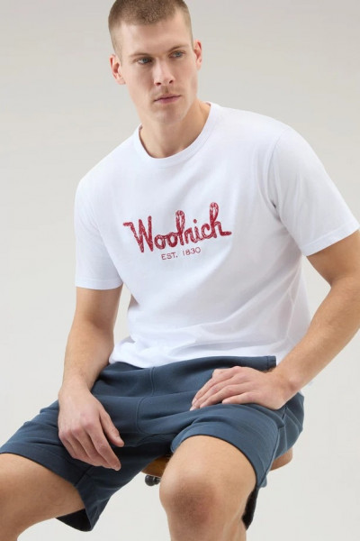 TRIČKO WOOLRICH EMBROIDERED LOGO T-SHIRT - Fotografia č. 4