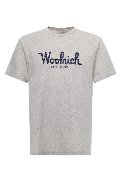TRIČKO WOOLRICH EMBROIDERED LOGO T-SHIRT - Fotografia č. 1