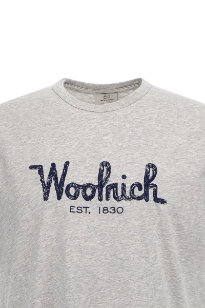 TRIČKO WOOLRICH EMBROIDERED LOGO T-SHIRT - Fotografia č. 4