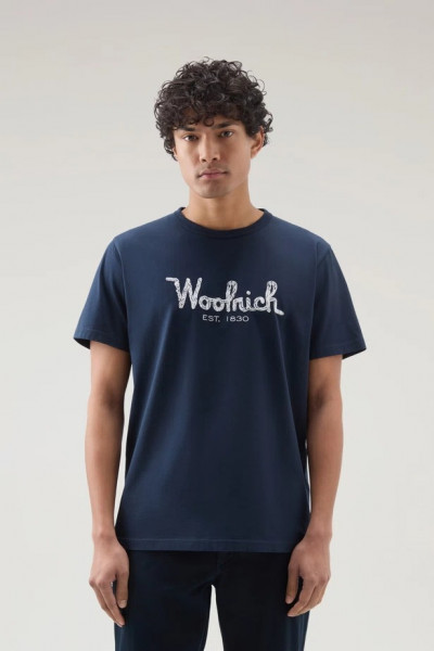 TRIČKO WOOLRICH EMBROIDERED LOGO T-SHIRT - Fotografia č. 1
