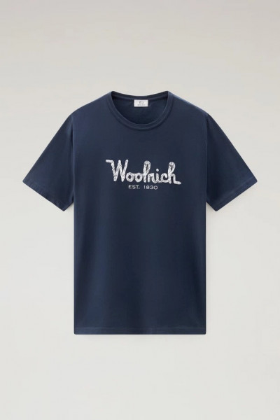 TRIČKO WOOLRICH EMBROIDERED LOGO T-SHIRT - Fotografia č. 5