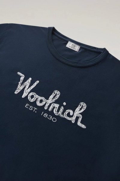 TRIČKO WOOLRICH EMBROIDERED LOGO T-SHIRT - Fotografia č. 6