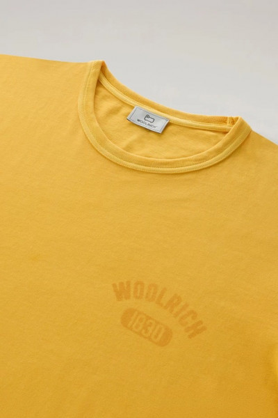 TRIČKO WOOLRICH GARMENT DYED LOGO T-SHIRT - Fotografia č. 6