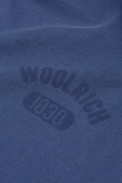 TRIČKO WOOLRICH GARMENT DYED LOGO T-SHIRT - Fotografia č. 3
