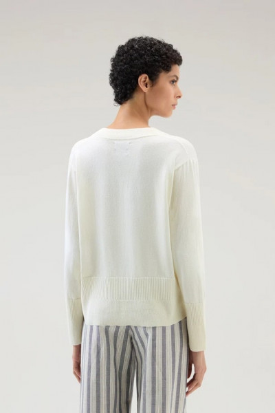 SVETR WOOLRICH COTTON CASHMERE V-NECK - Fotografie č. 3