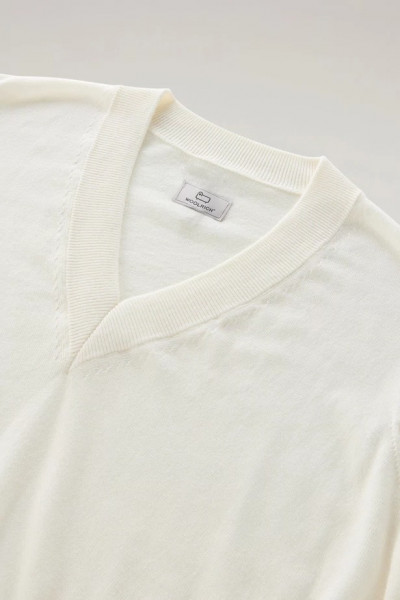 SVETR WOOLRICH COTTON CASHMERE V-NECK - Fotografie č. 9