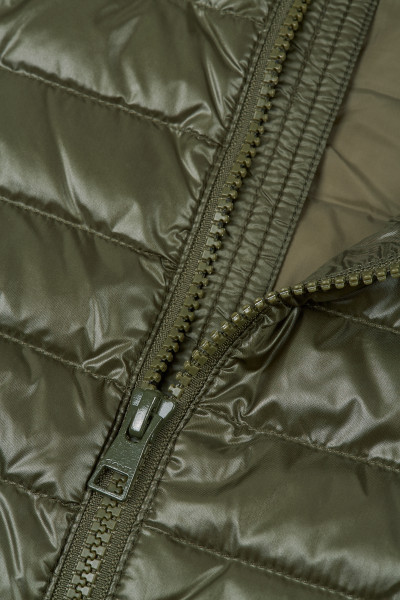 VESTA GANT SHINY LIGHT PADDED DOWN VEST - Fotografia č. 4