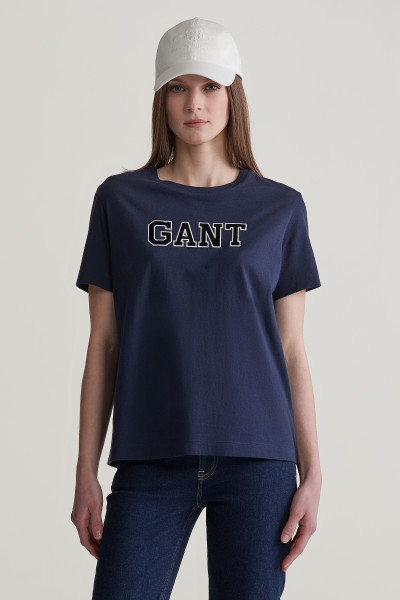 TRIČKO GANT REG VELOUR APPLIQUE T-SHIRT - Fotografie č. 1