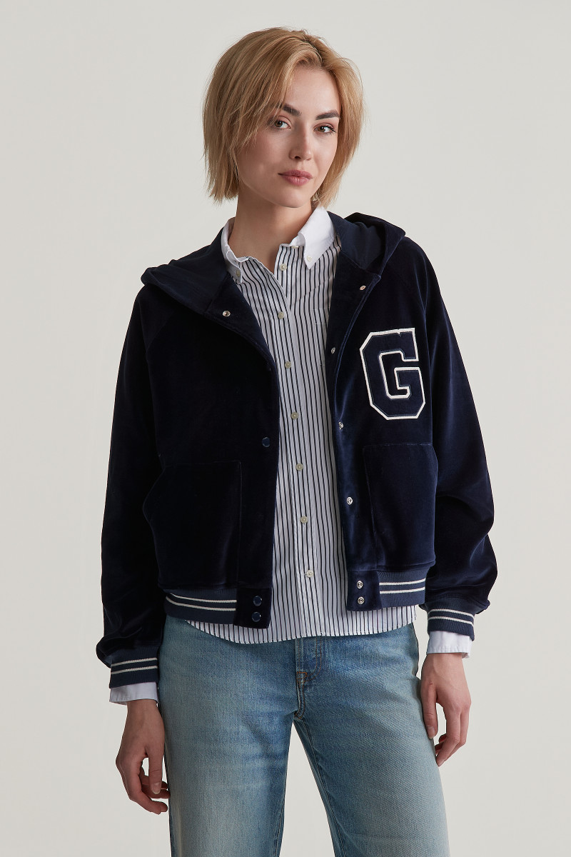 E-shop MIKINA GANT VARSITY VELOUR HOODIE EVENING BLUE