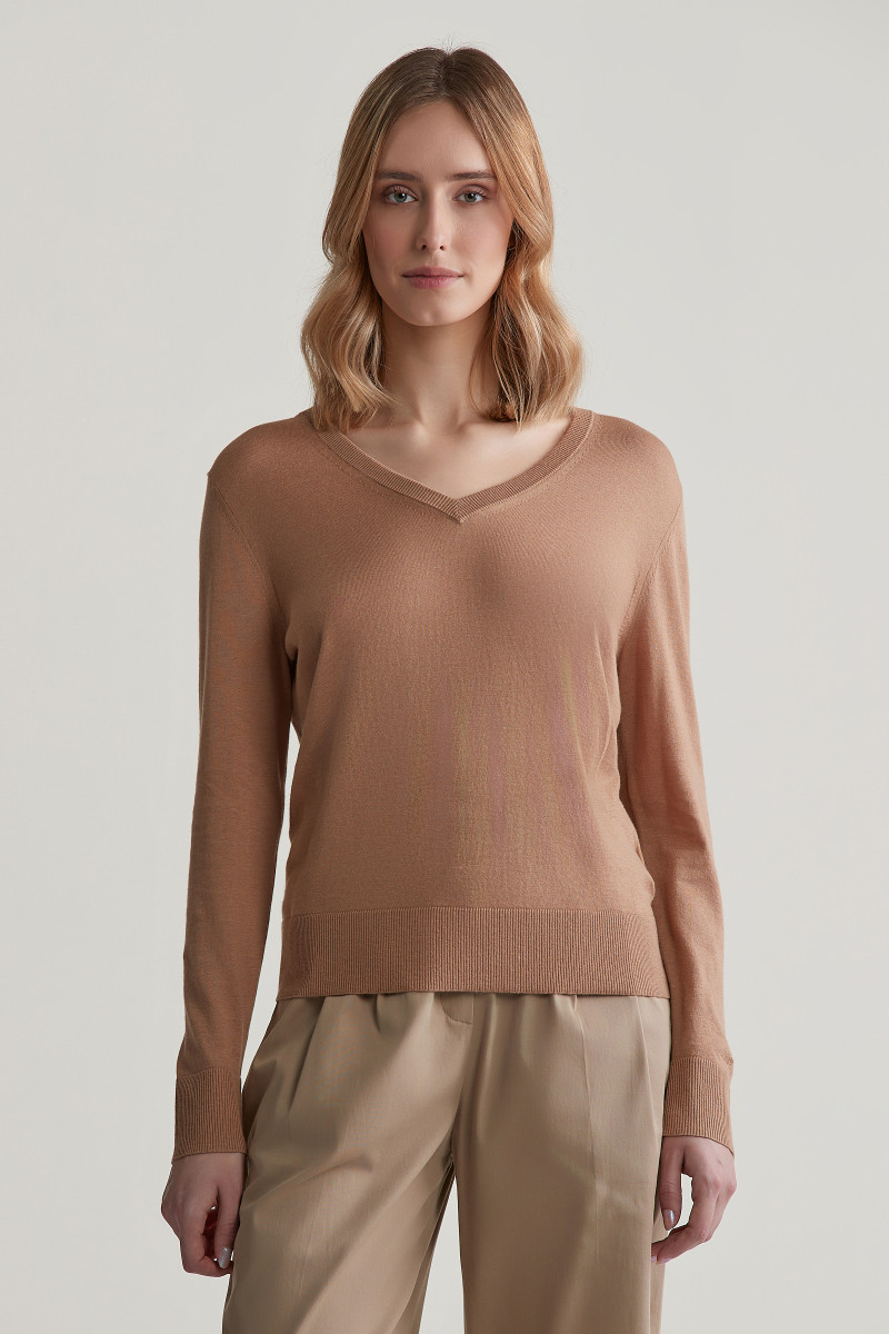 E-shop SVETR GANT FINE KNIT V-NECK CARAMEL BEIGE