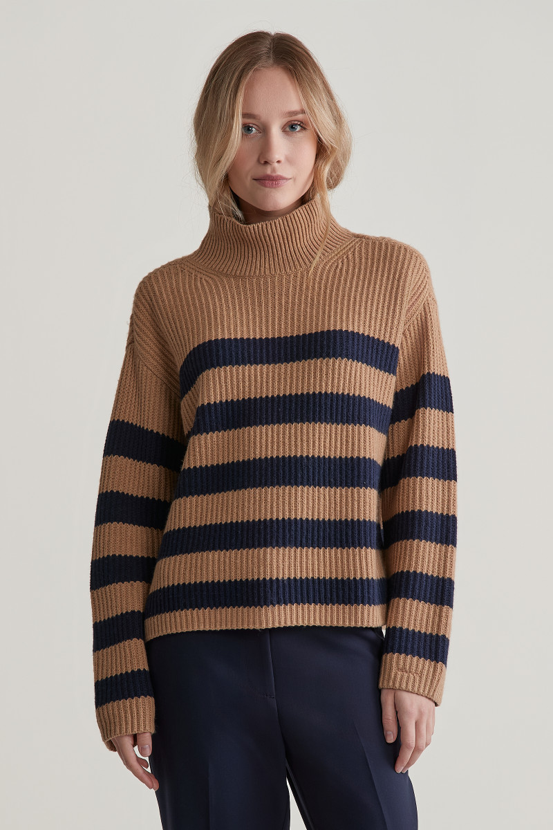 E-shop SVETR GANT BRETON STAND COLLAR CARAMEL BEIGE
