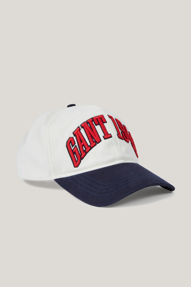 E-shop KŠILTOVKA GANT 1949 VARSITY ARCH COTTON CAP EGGSHELL