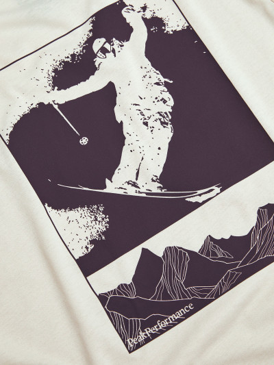 TRIČKO PEAK PERFORMANCE W EXPLORE GRAPHIC TEE - Fotografie č. 4