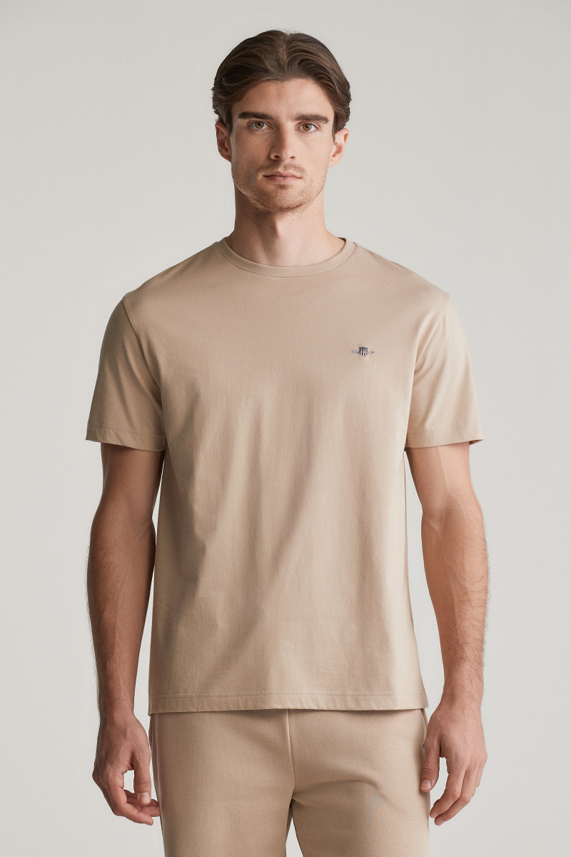 E-shop TRIČKO GANT REG SHIELD SS T-SHIRT DRY SAND