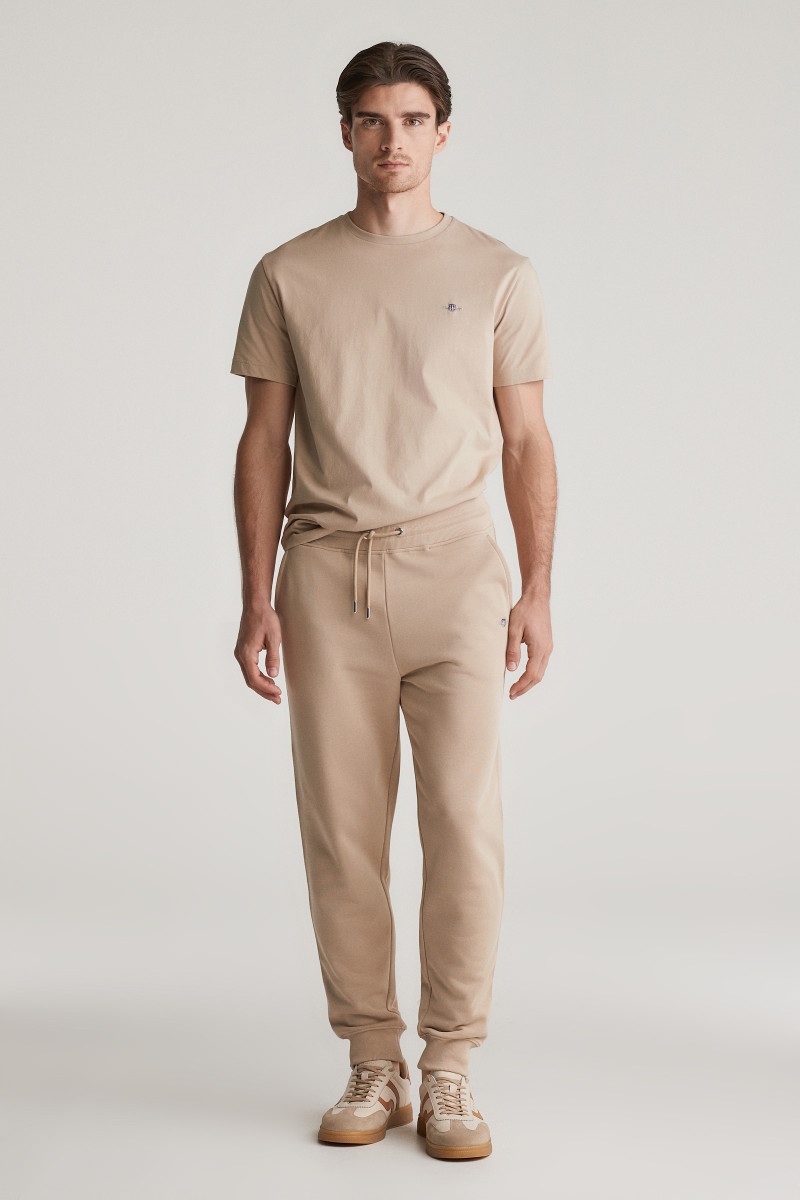 E-shop TEPLÁKY GANT REG SHIELD SWEATPANTS DRY SAND