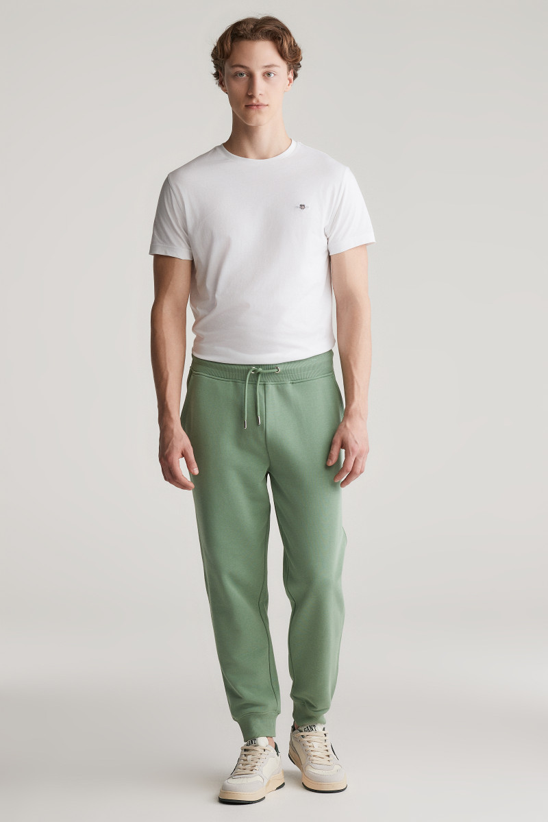 E-shop TEPLÁKY GANT REG SHIELD SWEATPANTS KALAMATA GREEN