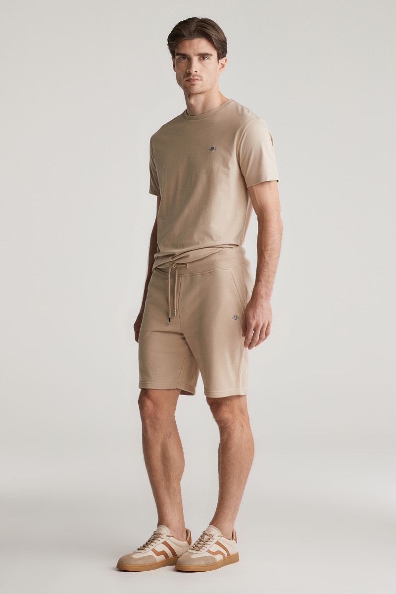 E-shop TEPLÁKOVÉ ŠORTKY GANT REG SHIELD SWEAT SHORTS DRY SAND