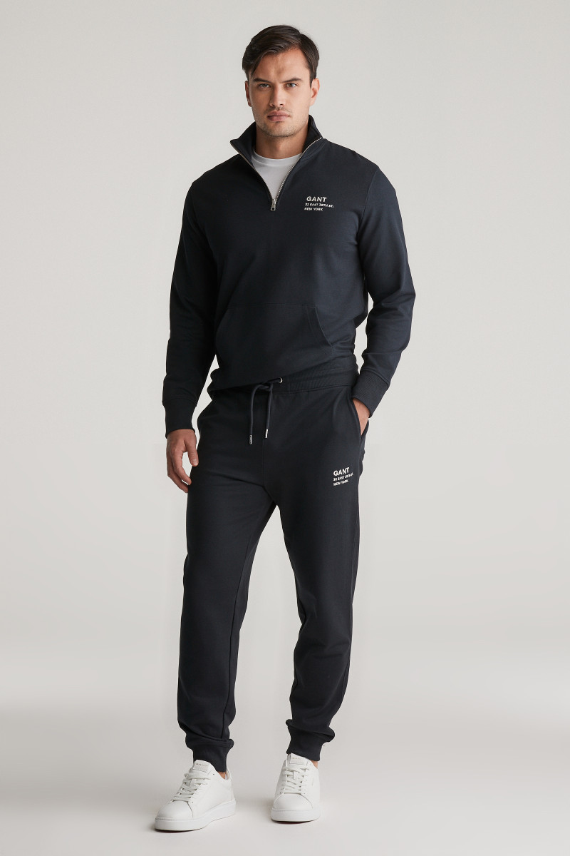 E-shop TEPLÁKY GANT SCRIPT GRAPHIC JERSEY SWEAT PANTS BLACK