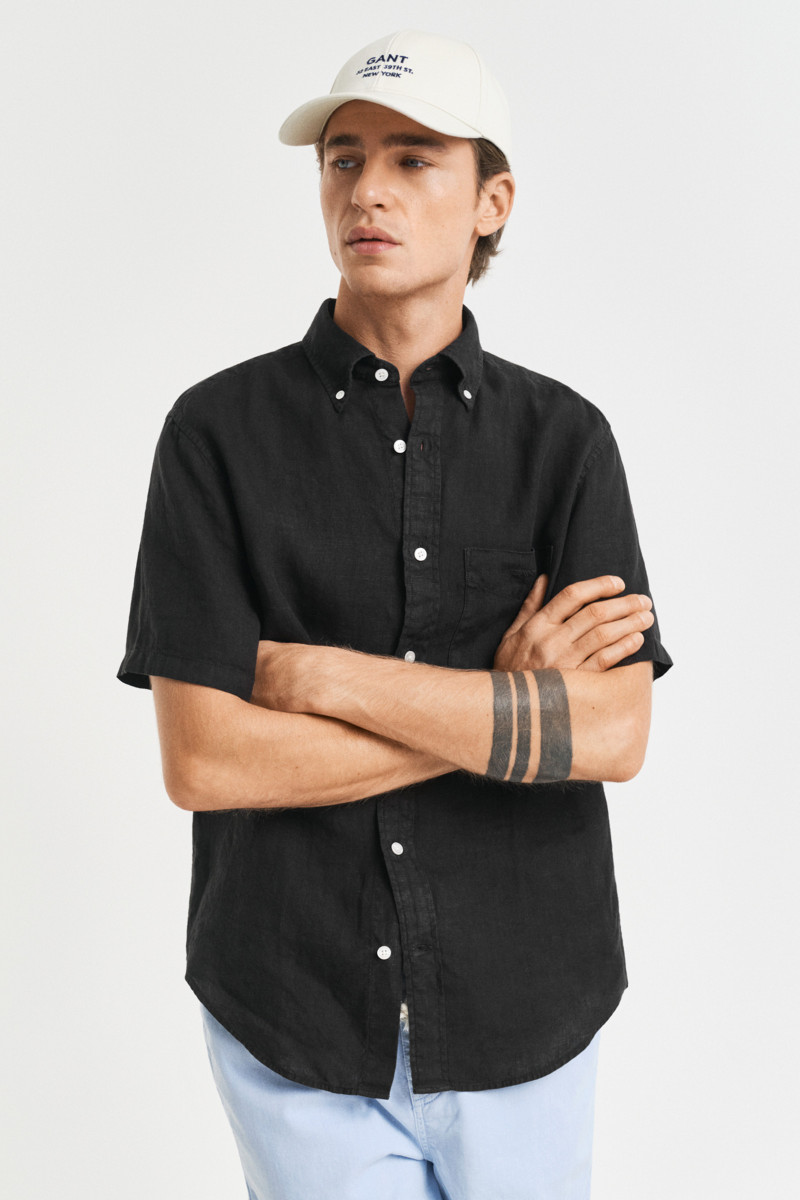 E-shop KOŠILE GANT REG GMNT DYED LINEN SS SHIRT BLACK