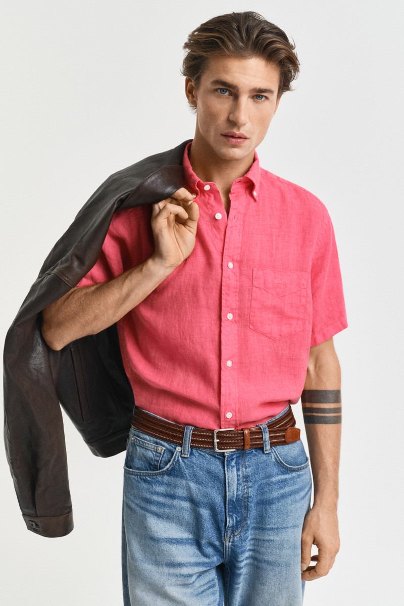 E-shop KOŠILE GANT REG GMNT DYED LINEN SS SHIRT WATERMELON RED