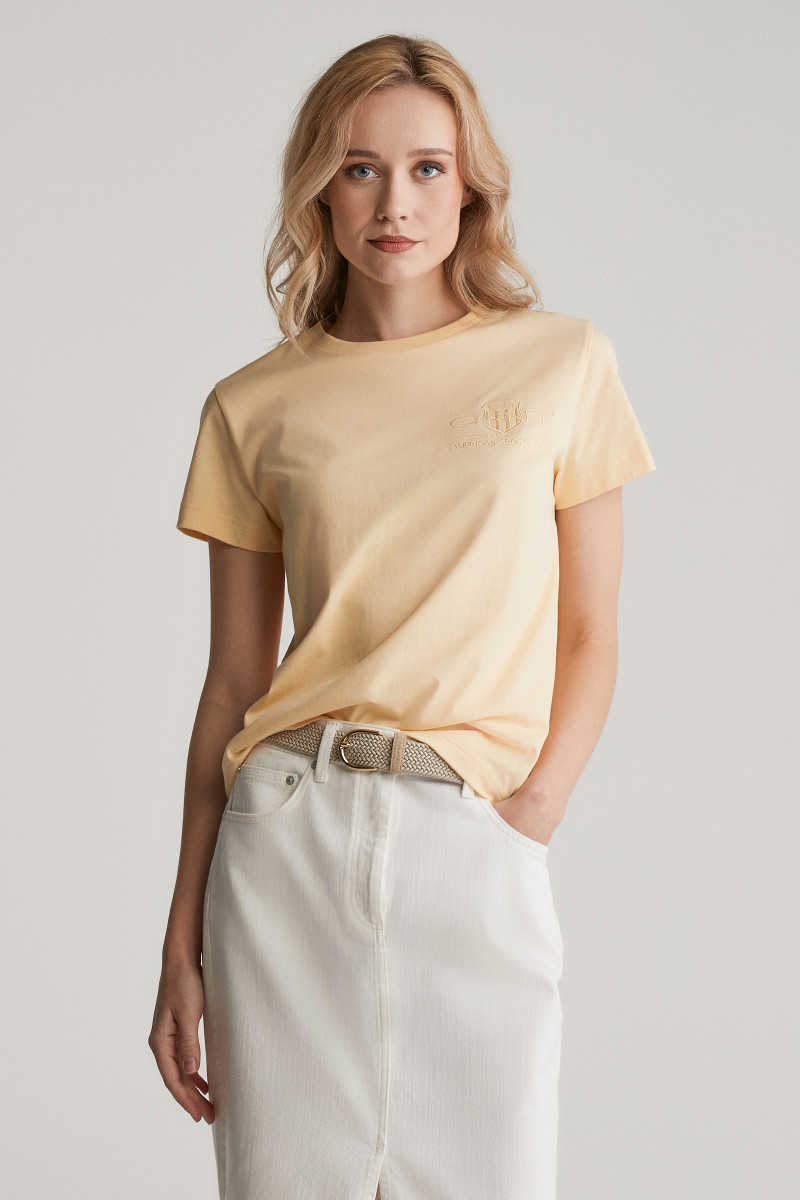 E-shop TRIČKO GANT REG TONAL SHIELD SS T-SHIRT DUSTY LIGHT YELLOW