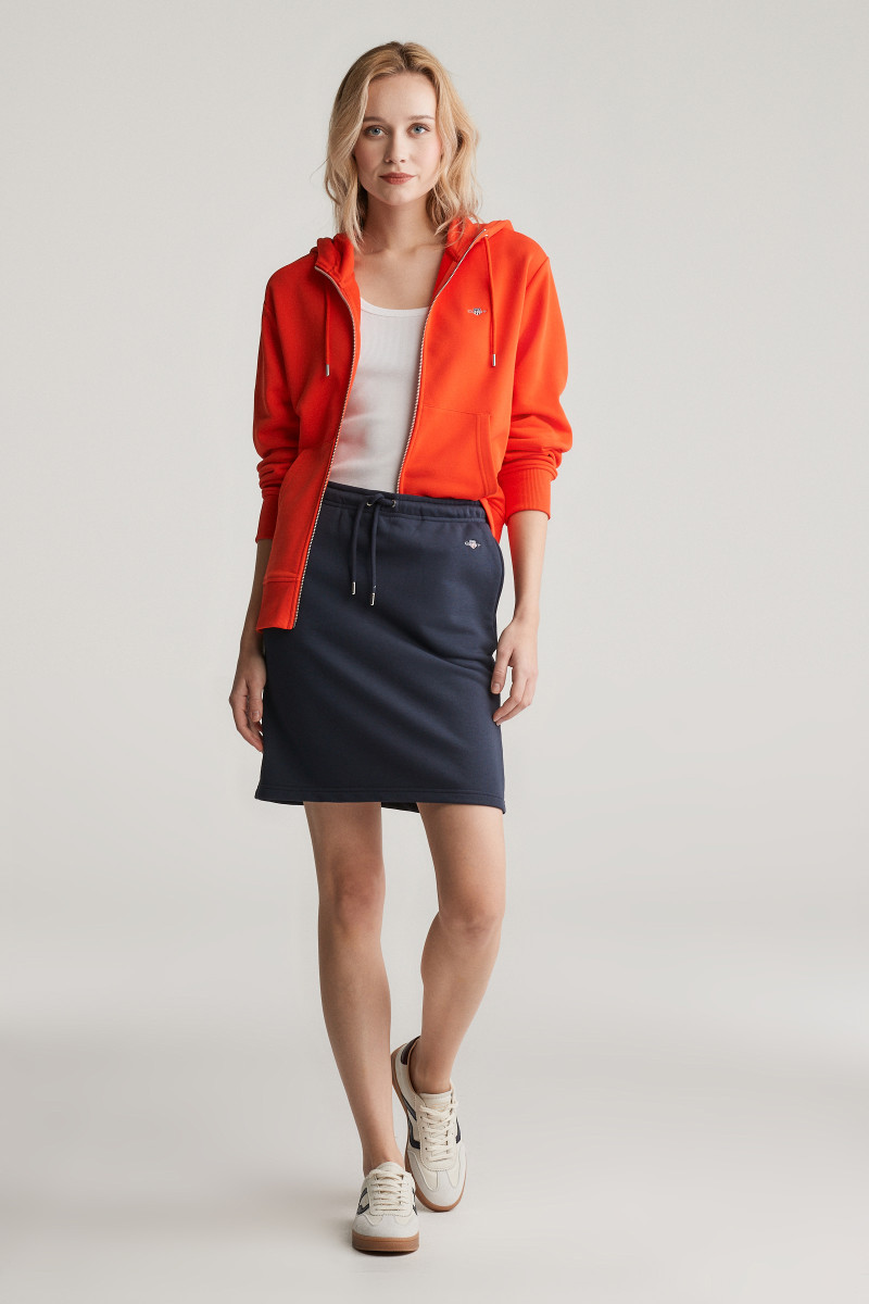 E-shop TEPLÁKOVÁ SUKNĚ GANT REG SHIELD SKIRT EVENING BLUE