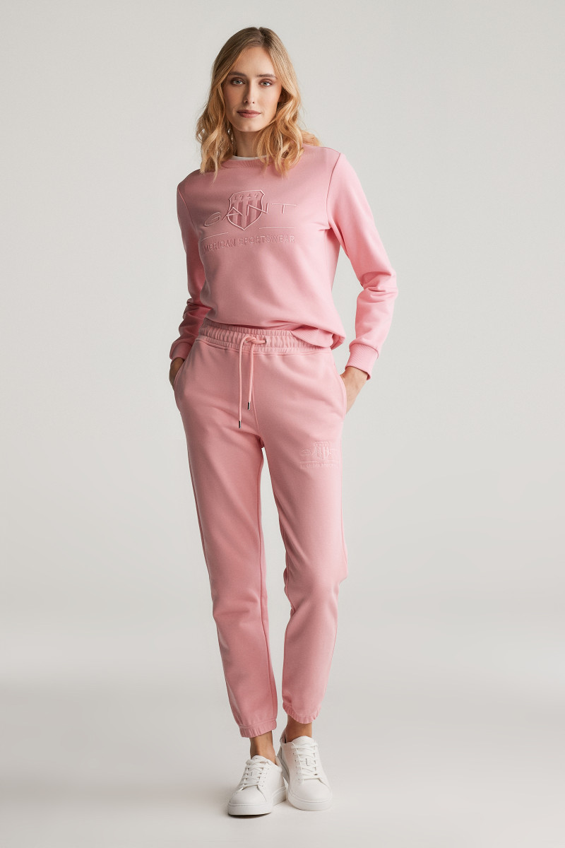 E-shop TEPLÁKY GANT REG TONAL SHIELD SWEATPANTS GERANIUM PINK