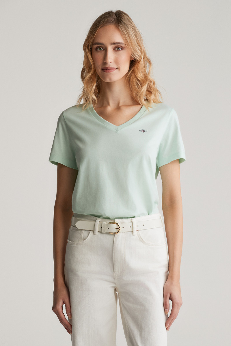 E-shop TRIČKO GANT REG SHIELD SS V-NECK T-SHIRT FADED MINT