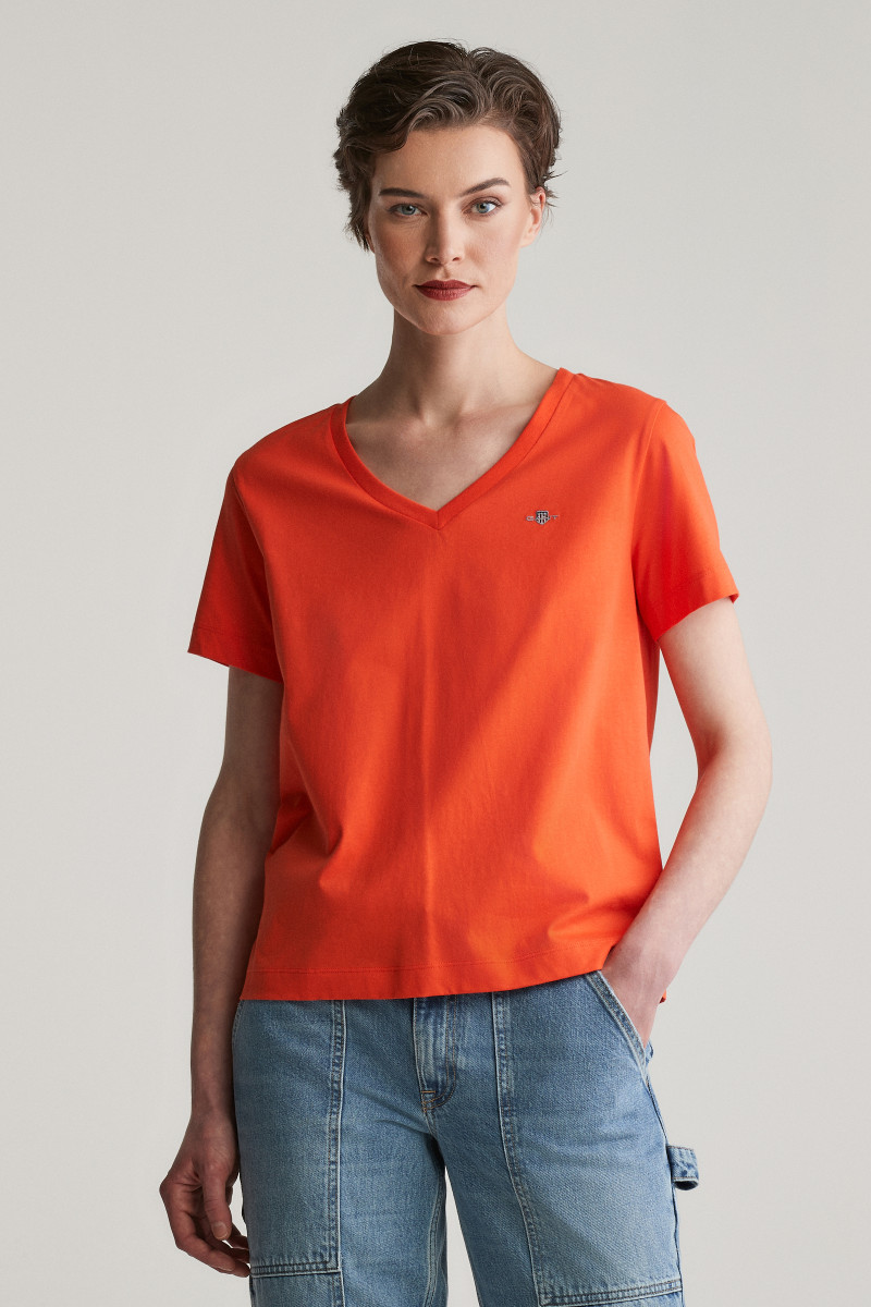 E-shop TRIČKO GANT REG SHIELD SS V-NECK T-SHIRT ORANGE RED
