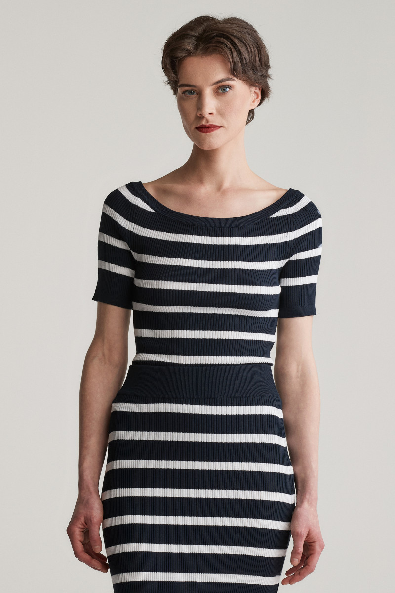 SVETR GANT STRIPED RIB KNIT OFF SHOULDER SS EVENING BLUE