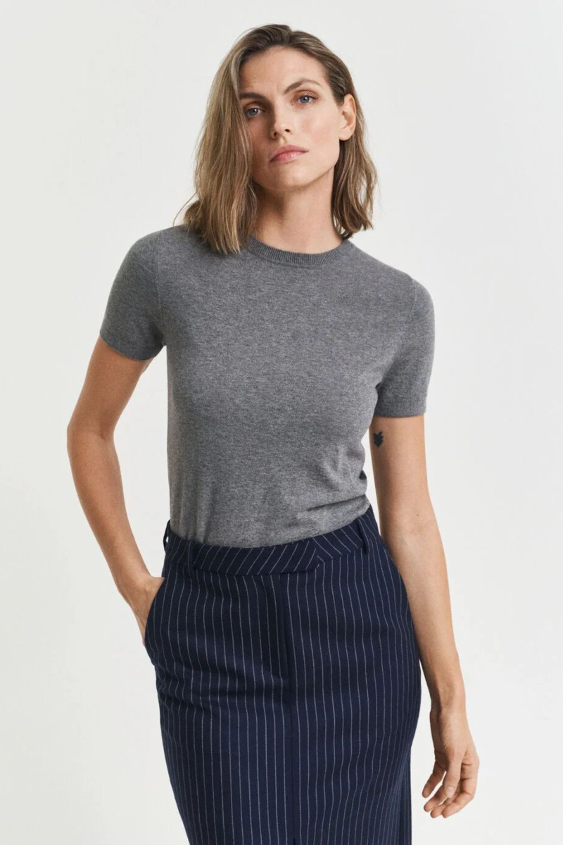 SVETR GANT LIGHT KNIT SS C-NECK CHARCOAL MELANGE