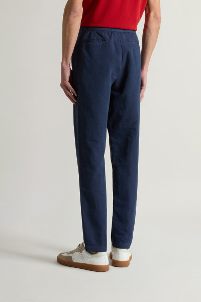 KALHOTY WOOLRICH LINEN BLEND PANTS - Fotografie č. 3