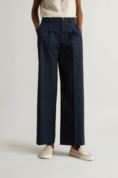 KALHOTY WOOLRICH WIDE LEG CHINO TROUSER - Fotografie č. 2