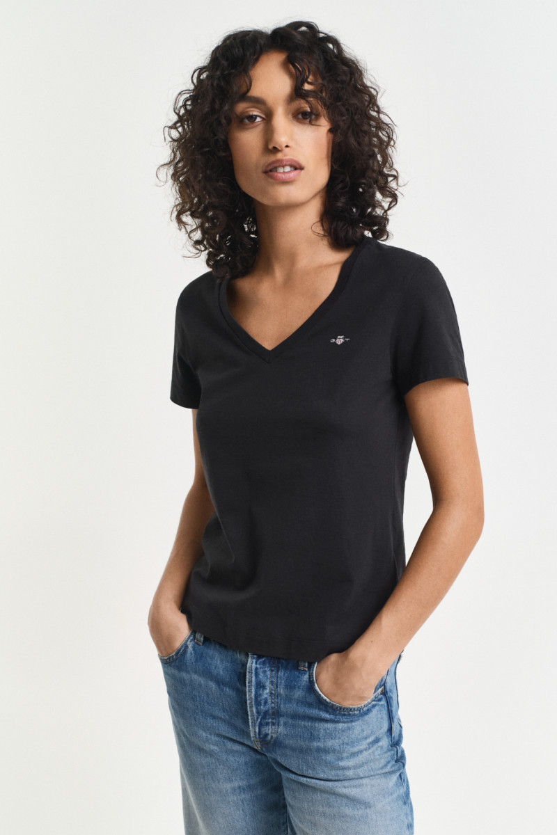 TRIČKO GANT REG SHIELD SS V-NECK T-SHIRT BLACK