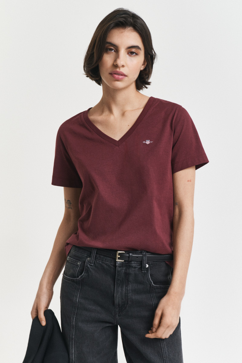 E-shop TRIČKO GANT REG SHIELD SS V-NECK T-SHIRT PLUM WINE