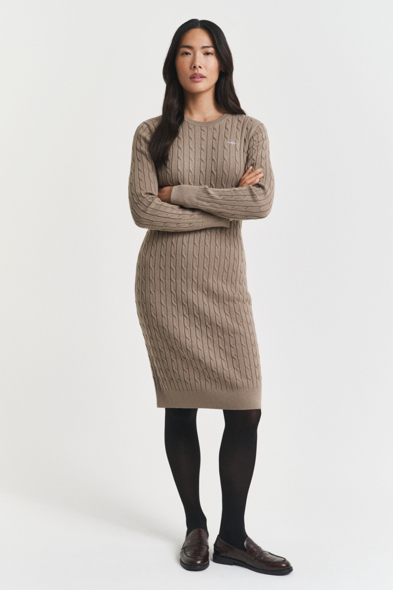 E-shop ŠATY GANT STRETCH COTTON CABLE C-NECK DRESS TAUPE BEIGE