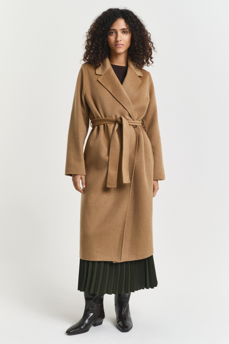 E-shop KABÁT GANT HANDSTITCHED BELTED COAT WARM KHAKI