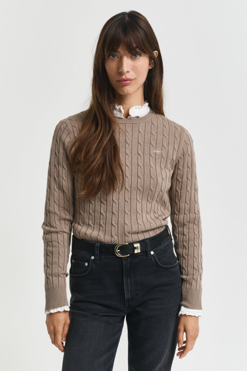 E-shop SVETR GANT STRETCH COTTON CABLE C-NECK TAUPE BEIGE