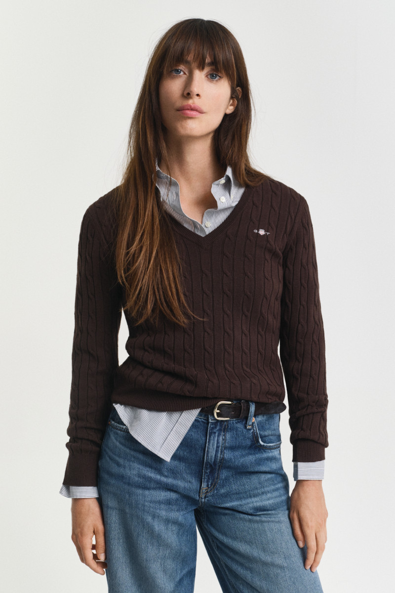 SVETER GANT STRETCH COTTON CABLE V-NECK DEEP BROWN
