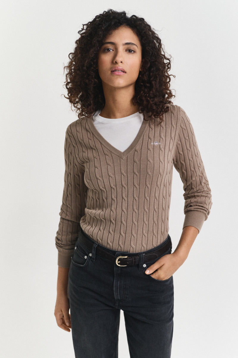 E-shop SVETR GANT STRETCH COTTON CABLE V-NECK TAUPE BEIGE