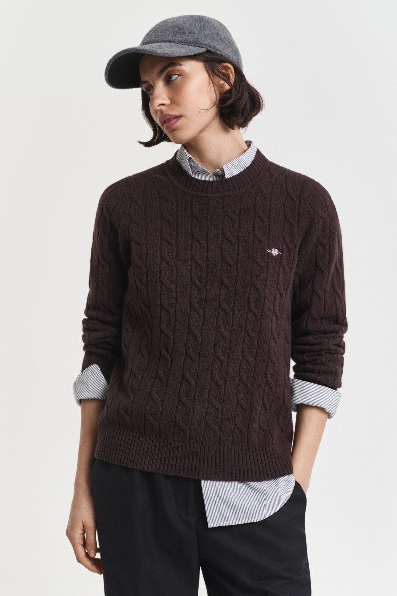 E-shop SVETR GANT LAMBSWOOL CABLE C-NECK DEEP BROWN