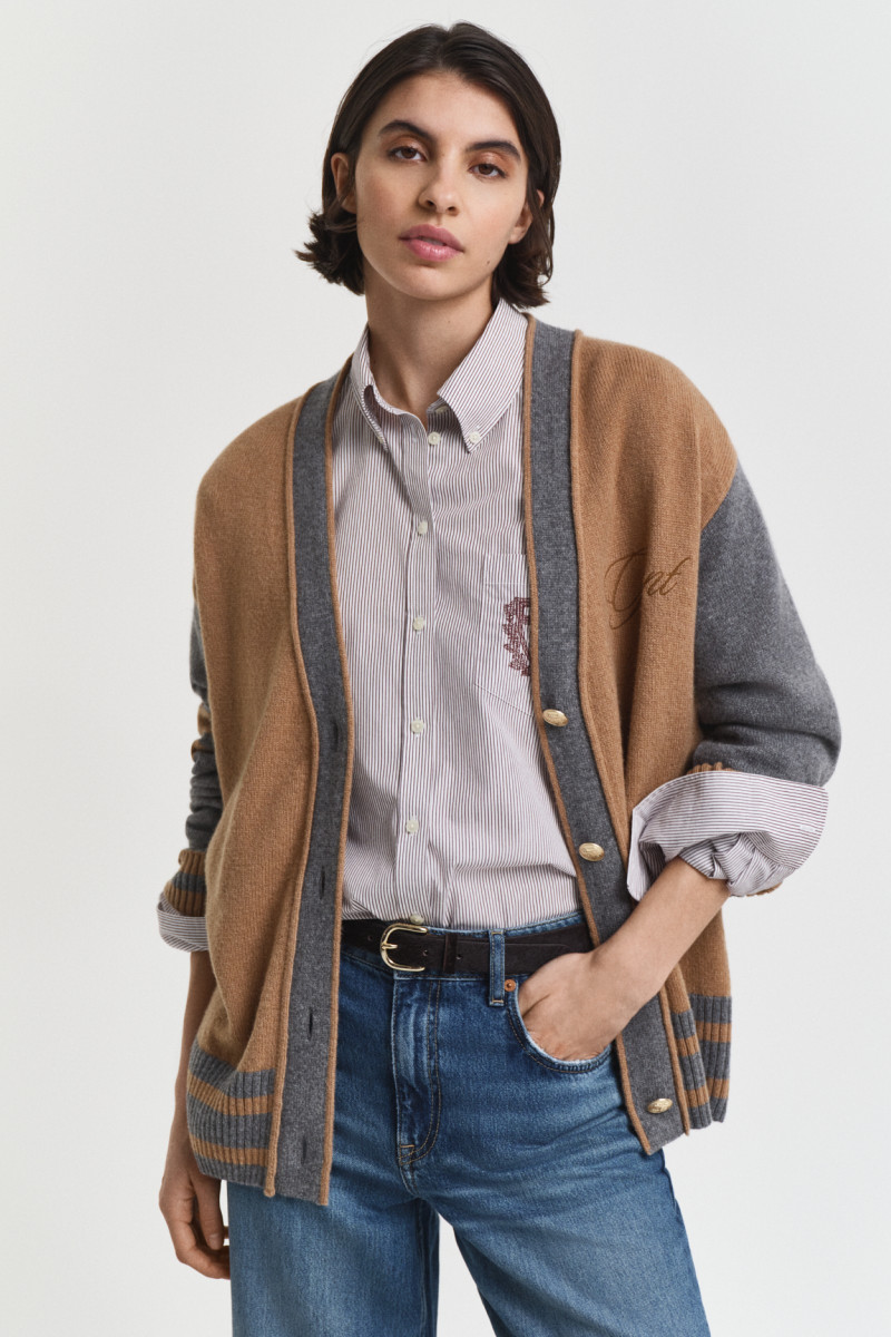 E-shop KARDIGÁN GANT VARSITY V-NECK CARDIGAN WHISKEY BROWN