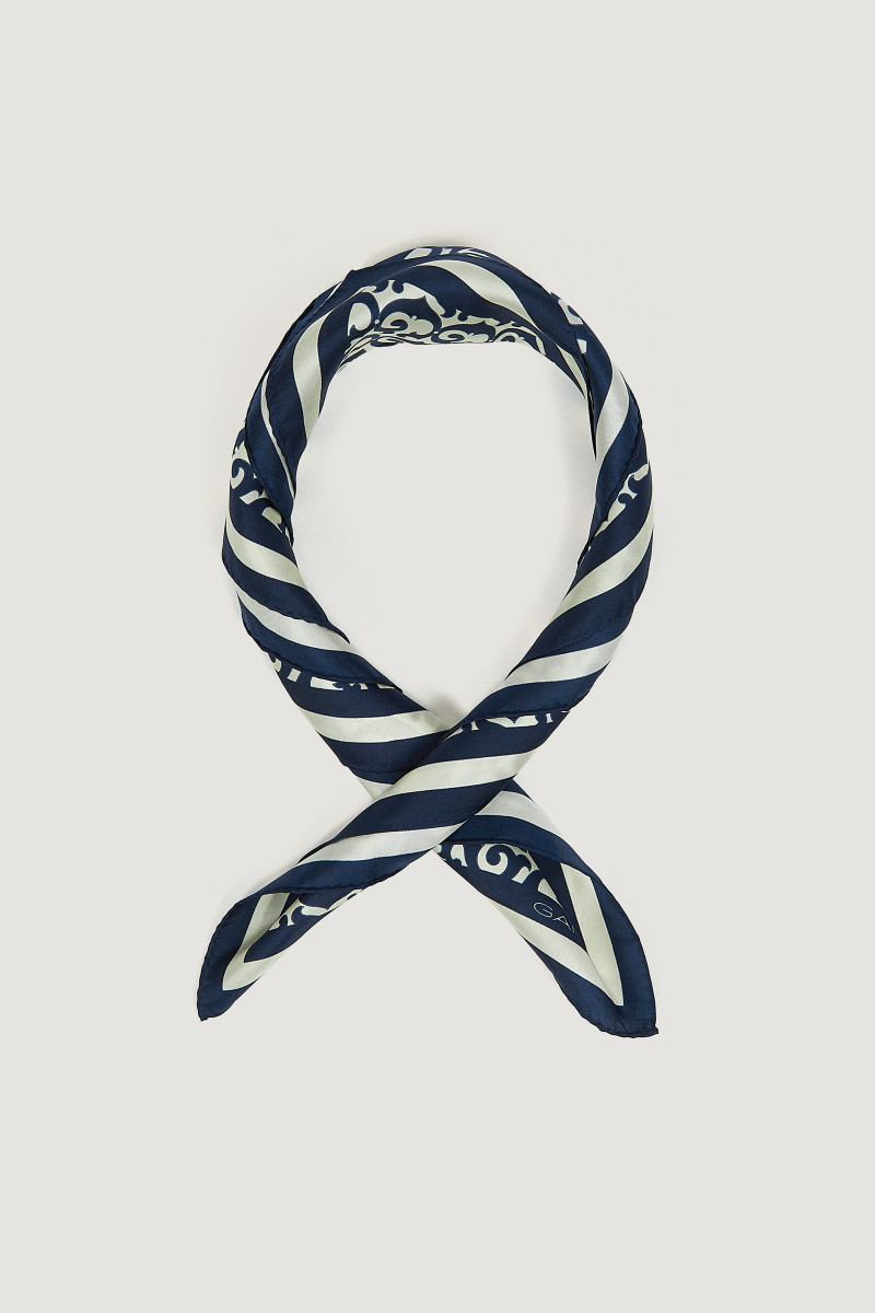 E-shop ŠÁTEK GANT G PRINT SILK SCARF EVENING BLUE