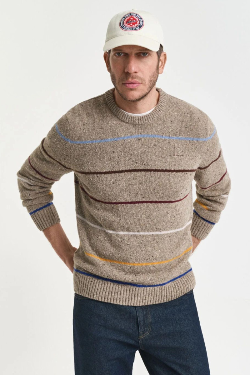 SVETR GANT STRIPED WOOL BLEND NEPS C-NECK DK. SAND MELANGE