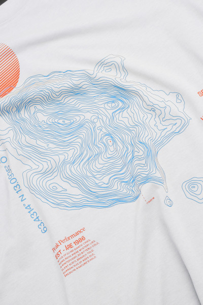 PÓLÓ PEAK PERFORMANCE W EXPLORE GRAPHIC TEE - Kép 4