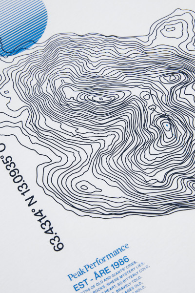 TRIČKO PEAK PERFORMANCE M EXPLORE GRAPHIC TEE - Fotografia č. 4