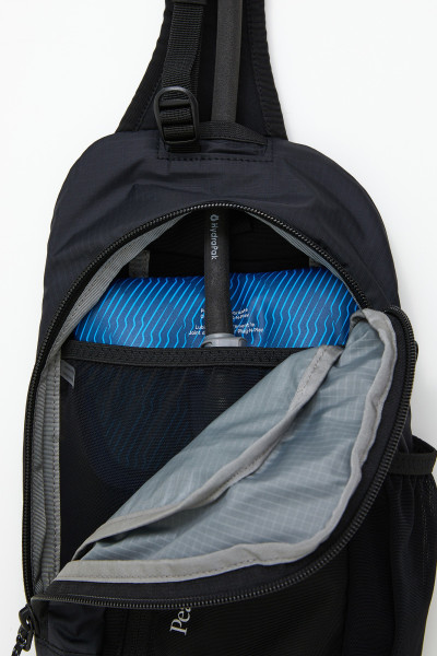 CROSSBODY PEAK PERFORMANCE OUTDOOR SLINGBAG - Fotografia č. 5