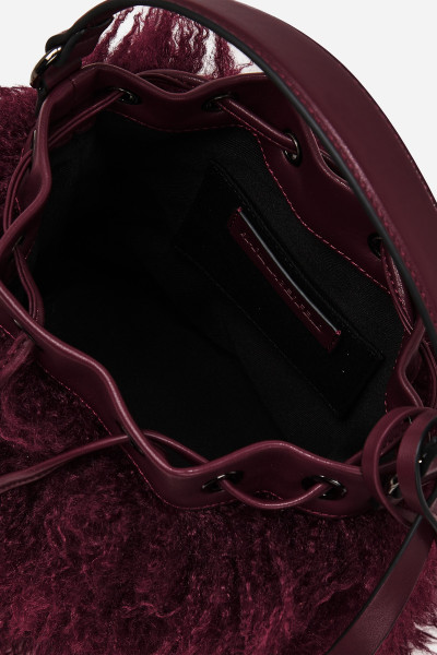 KABELKA KARL LAGERFELD K/WEAVE BUCKET FAUXFUR - Fotografie č. 4